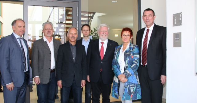 Freuen sich �ber die Auszeichnung mit dem Bayerischen Denkmalpflegepreis in Bronze: (v.l.) COPLAN-Vorstand Stephan Weber, Dr. Thomas Kupferschmied, B�rgermeister Wolfgang Grubwinkler,  Architekt Michael Harlander, Dr.-Ing. Heinrich Schroeter, MdL Reserl Sem und COPLAN-Vorstand Dr.-Ing. Martin Steger. 