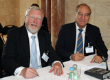 Kammerpr�sident Dr.-Ing. Heinrich Schroeter und Dipl.-Ing. Lutz Heese (Pr�sident der Bayerische Architektenkammer) bei der Vertragsunterzeichnung