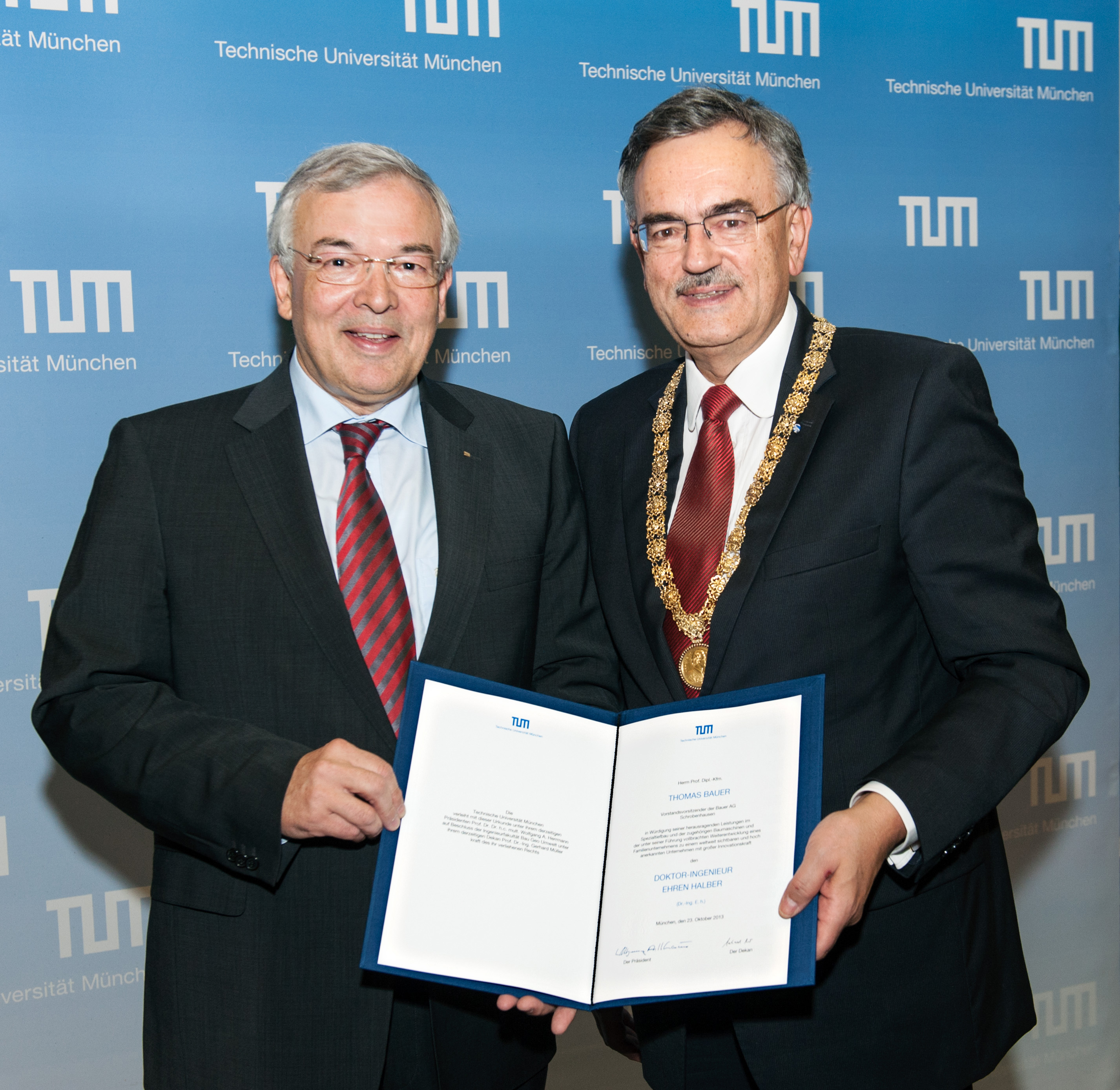 Prof. Thomas Bauer und Prof. Wolfgang A. Herr-mann mit der Urkunde zur Ehrenpromotion