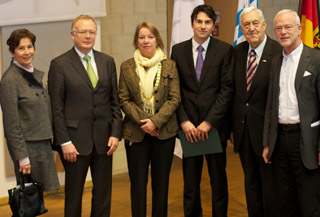 Preistr�ger Braml, Preisstifter Karl Kling und Kammervizepr�sident Gebbeken (v.l.). Foto: Pressemitteilung / Prof. Keuser