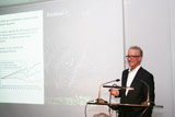 Prof. Roland Dieterle bei seinem Vortrag. Foto: Alexander Hauk / Bayerische Ingenieurekammer-Bau