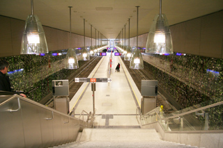 Die Gestaltung der beiden Bahnh�fe sorgte bei den Besuchern f�r Gespr�chsstoff. Der K�nstler Masayuki Akiyoshi hat im am St.-Martins-Platz �ber 76.000 Bilder mit Motiven aus Moosach kombiniert.  Foto: Alexander Hauk / Bayerische Ingenieurekammer-Bau