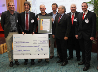 Die Preistr�ger des Bayerischen Energiepreises 2010 (von links nach rechts): Herr Wolfgang M�ller (Leiter Kommunales Energiemanagement H/T-KEM), Herr Wolfgang Vinzl (Stadt N�rnberg - H/B Amtsleitung), Herr Rainer Knaupp (Projektleiter Kommunales Energiemanagement H/T-KEM), Herr Martin Kuntz (Architekt), Herr Klaus Schokolinski (Projektleiter Duschl Ingenieure), Gerhard Duschl (Gesch�ftsf�hrer Duschl Ingenieure) und Herr Andreas Duschl (Gesch�ftsf�hrer Duschl Ingenieure). Foto: Duschl Ingenieure