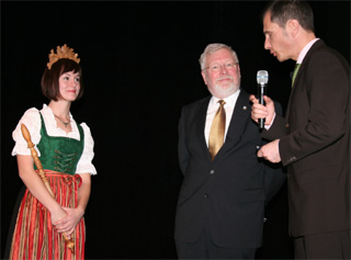 Kammerpr�sident Dr. Schroeter mit Alexander Kirst, Vorsitzender von Holz Bayern und Waldk�nigin Veronika Wernberger.  Foto: Alexander Hauk / Bayerische Ingenieurekammer-Bau