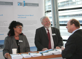 Pr�sident Dr.-Ing. Heinrich Schroeter am Stand der Bayerischen Ingenieurekammer-Bau. Foto: G�nther