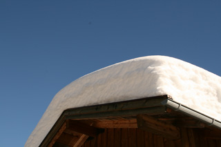 Nach der Schneeschmelze sollten Kommunen und Eigent�mer den Zustand des Dachtragwerks pr�fen lassen. Foto: Alexander Hauk / Bayerische Ingenieurekammer-Bau