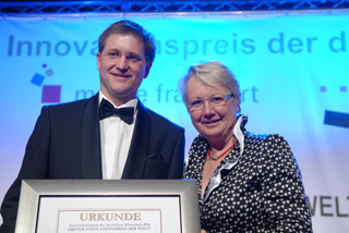 Gesch�ftsf�hrer Franz H�ussler (Dipl.-Ing.) und  Bundesministerin f�r Bildung und Forschung Prof. Dr. Annette Schavan. Foto: privat
