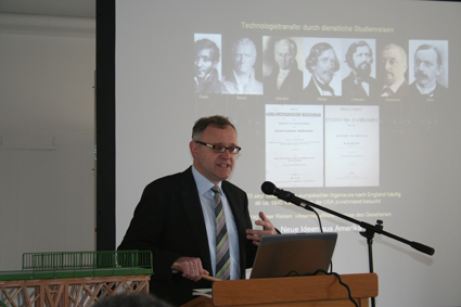 Prof. Holzer stellt die Br�cke vor
