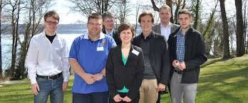 Franziska Traube, ehemalige Sprecherin der Landes-Asten-Konferenz (vorne Mitte) gemeinsam mit studierenden Konferenzteilnehmern sowie (hinten) Tagungsleiter Dr. Gero Kellermann und Ministerialdirigent Ulrich H�rlein, Vorsitzender des Hochschulausschusses der Kultusministerkonferenz (Foto: Weigand)