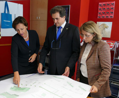 MdL Christine Haderthauer, Walter Muck, MdL Tanja Schorer-Dremel (von links). Farbige Pl�ne sind ein Markenzeichen von MUCKINGENIEURE. Walter Muck zeigt die Vorteile einer 3D-BIM-Planung an einem konkreten Beispiel.