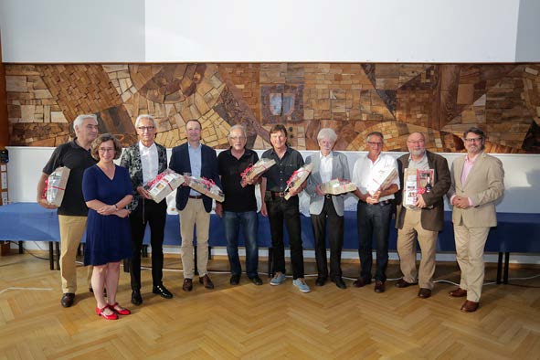 Vizepr�sidentin Prof. Dr. Elisabeth Kr�n und Vizepr�sident Prof. Dr. Manfred Uhl (rechts) ehren Dozenten der ersten Stunde (v.l.n.r): Bernhard Donhauser, Prof. Dr. Dr. Martin Schieg, Prof. Dr. Robert Kaufmann, Prof. Dr. Alfons Hilmer, Prof. Dr. Reinhold Weber, Oswald Silberhorn, Gustav Harder, Dr. Hermann Will.