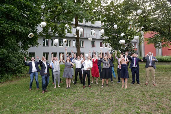 Frisch gebackene Master of Engineering jubeln �ber ihren Abschluss.