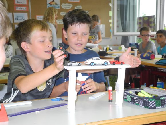 Viertkl�ssler erforschen Br�ckenbau