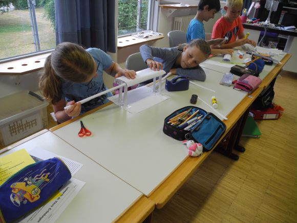 Viertkl�ssler erforschen Br�ckenbau