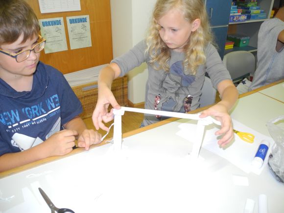 Viertkl�ssler erforschen Br�ckenbau