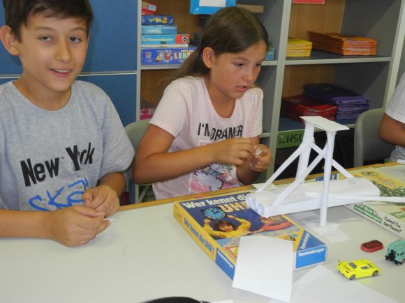 Viertkl�ssler erforschen Br�ckenbau