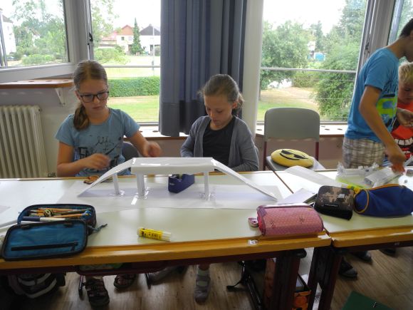 Viertkl�ssler erforschen Br�ckenbau