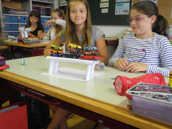 Viertkl�ssler erforschen Br�ckenbau