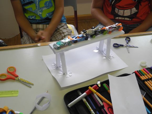 Viertkl�ssler erforschen Br�ckenbau