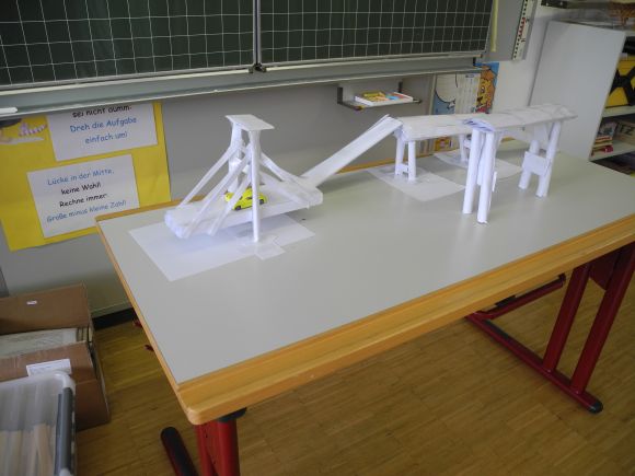 Viertkl�ssler erforschen Br�ckenbau