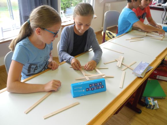 Viertkl�ssler erforschen Br�ckenbau