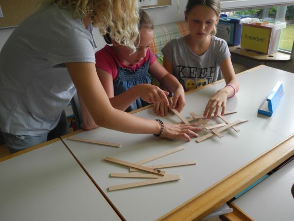 Viertkl�ssler erforschen Br�ckenbau