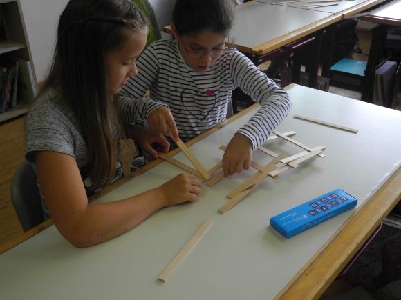 Viertkl�ssler erforschen Br�ckenbau