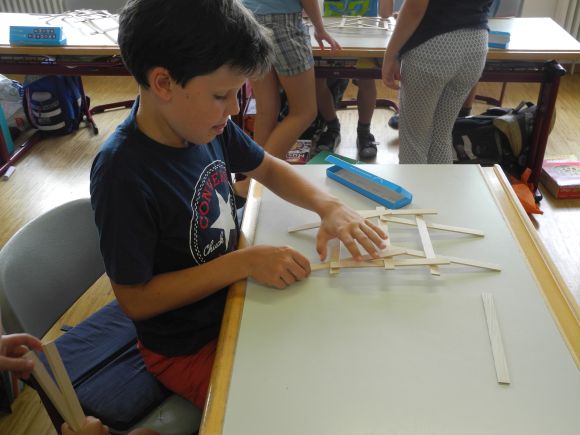 Viertkl�ssler erforschen Br�ckenbau