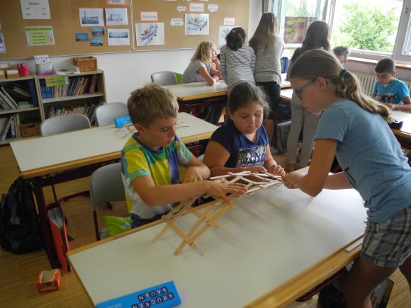 Viertkl�ssler erforschen Br�ckenbau