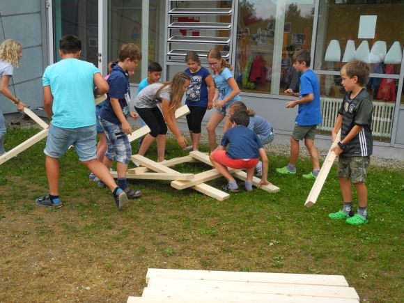 Viertkl�ssler erforschen Br�ckenbau