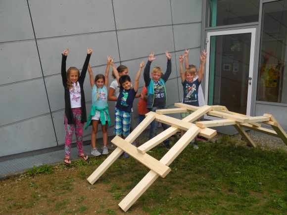 Viertkl�ssler erforschen Br�ckenbau