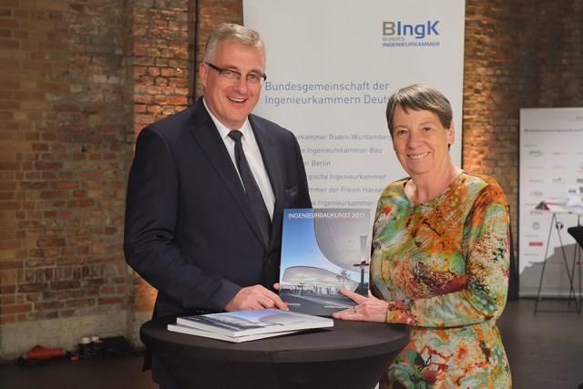 Bundesbauministerin Dr. Hendricks und BIngK-Vizepr�sident Ingolf Kluge am 3. November 2016 in Potsdam