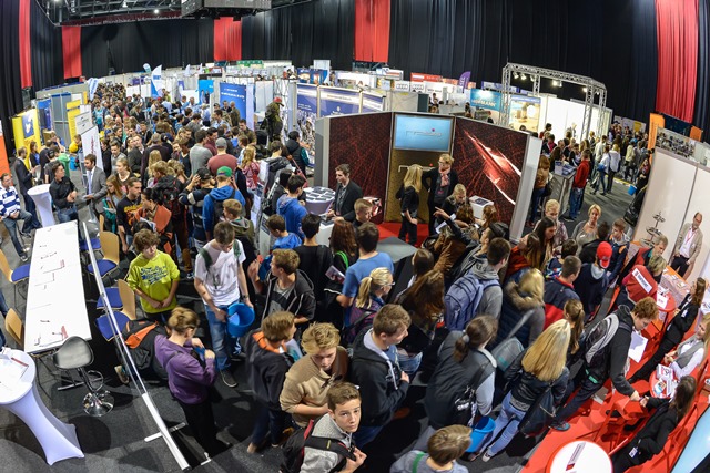 Die Messe live - ganz rechts oben der BDB-Stand