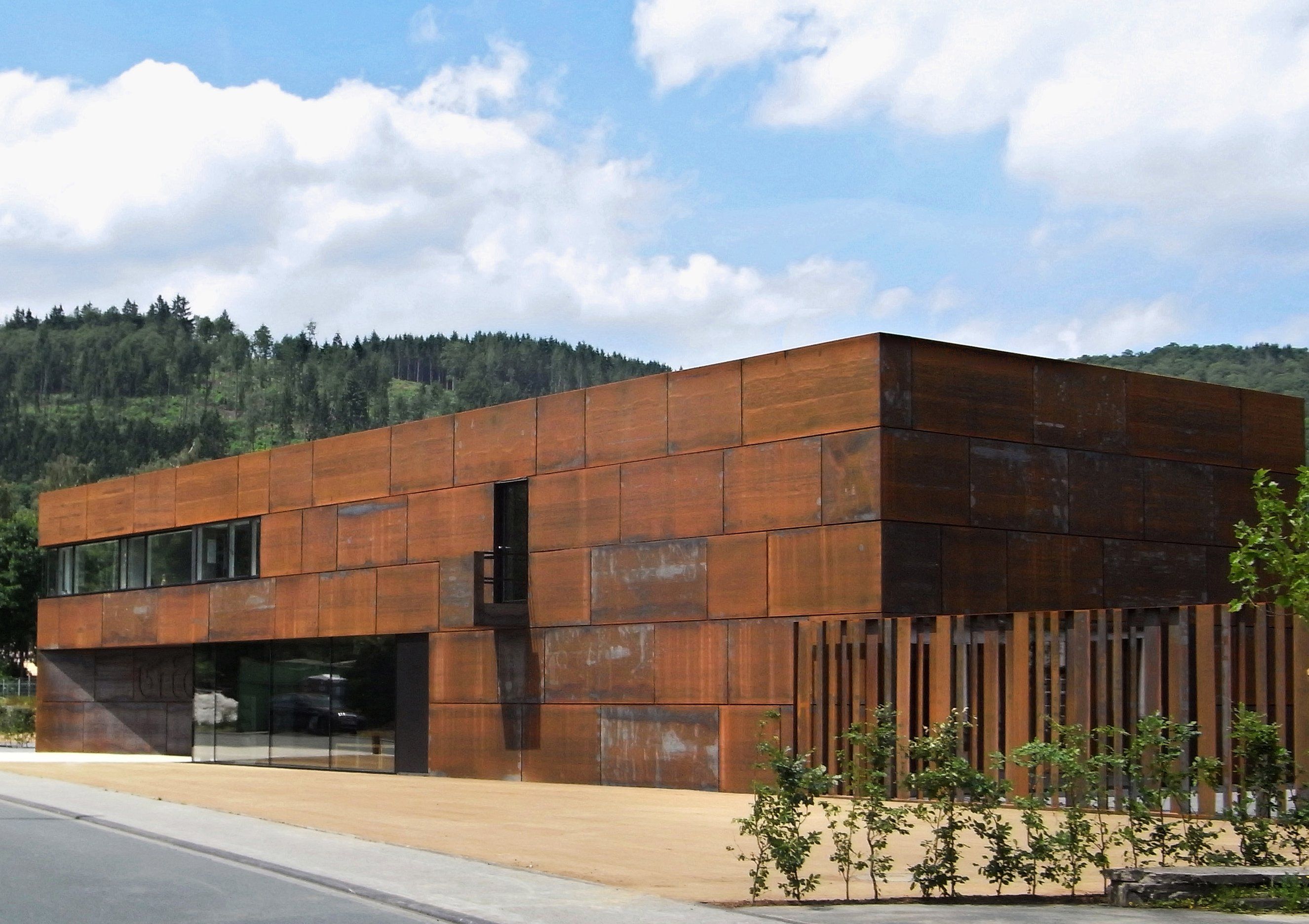 Nachhaltig geplant und mit DGNB-Bonze ausgezeichnet: Firmensitz der DachTechnik Briel GmbH aus Bad Laasphe