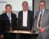inisterialdirektor Josef Poxleitner, Prof. Dr.-Ing. Norbert Gebbeken,  Ing. (grad.) Gert Karner (v.l.).  Foto: Bayerische Ingenieurekammer-Bau / hau