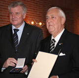 Der ehemalige Pr�sident der Bayerischen Ingenieurekammer-Bau Prof. Dr.-Ing. e.h. Karl Kling ist von Ministerpr�sident Horst Seehofer mit dem Verdienstkreuz 1. Klasse des Verdienstordens der Bundesrepublik Deutschland ausgezeichnet worden. Foto: Bayerische Ingenieurekammer-Bau / Alexander Hauk