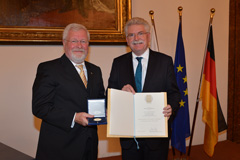 Wirtschaftsminister Martin Zeil ehrt Dr.-Ing. Heinrich Schroeter