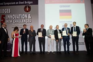 Preisverleihung in Istanbul: Gesch�ftsführer Max B�gl Stahl- und Anlagenbau, Herr Rüdiger Schidzig (3.v.r.) und der Projektleiter Stephan Lüttger (2.v.r.). (Foto: Mehmet Okutan)