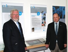 Infoterminal mit Dr. Schroeter und Dr. Scholz