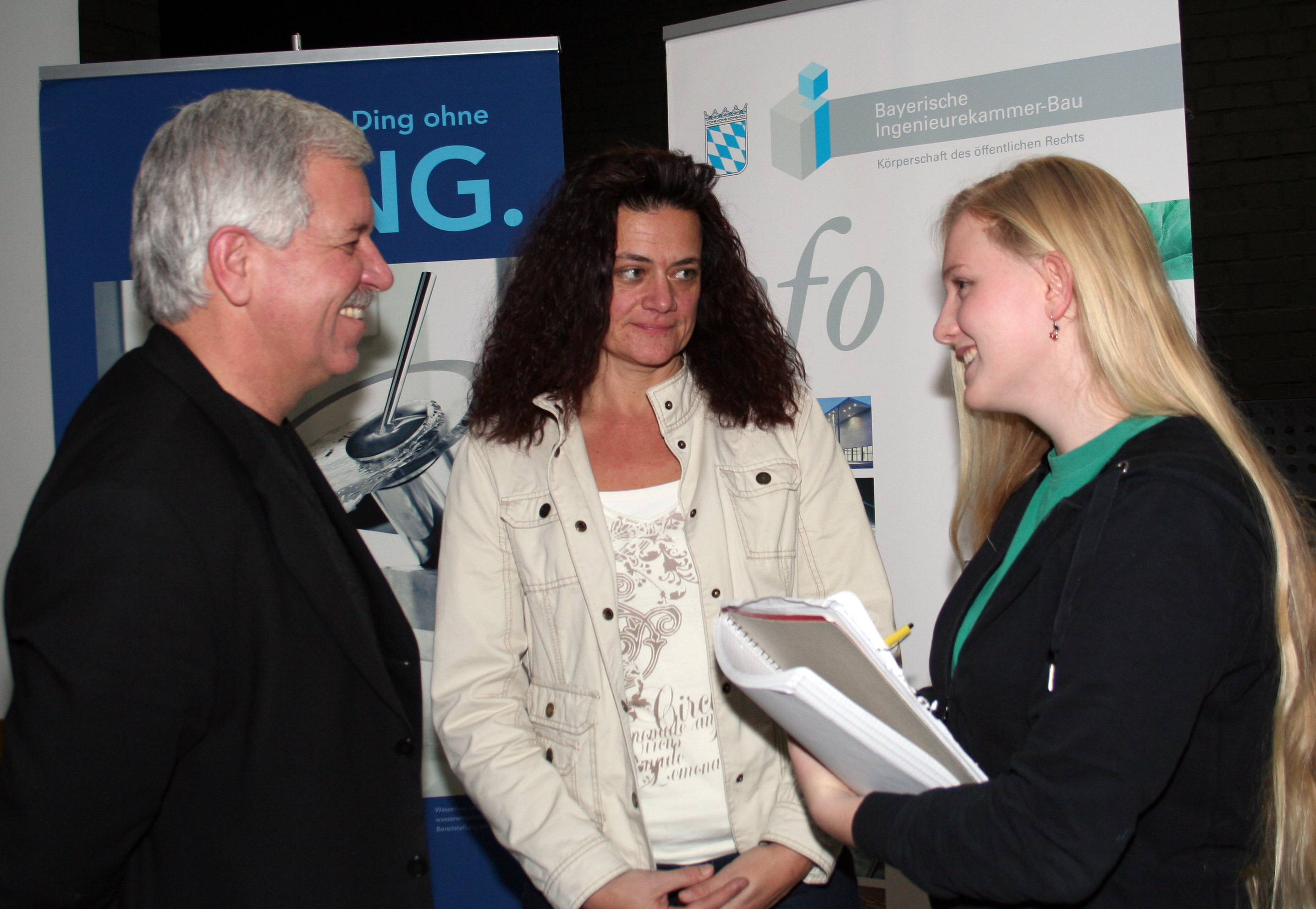 Regionalbeauftragter Karl-Heinz Jobst mit Betreuungslehrerin Eva Breitenbach und Schülerzeitungsredakteurin Eva Kronfuss. Regionalbeauftragter Karl-Heinz Jobst mit Betreuungslehrerin Eva Breitenbach und Schülerzeitungsredakteurin Eva Kronfuss.