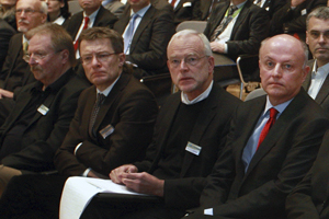 Dr.-Ing Heinrich Hochreither (Vorstandsmitglied), Dipl.-Ing.Univ. Helmut Sch�tz (1. Vize-Pr�sident),  Prof. Dr.-Ing. Norbert Gebbeken (2. Vize-Pr�sident) und Minsterialdirektor Michael H�henberger (Umweltministerium), v.l.