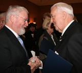 Zu den ersten Gratulanten nach der Verleihung z�hlte Kammerpr�sident Dr.-Ing. Heinrich Schroeter. Foto: Bayerische Ingenieurekammer-Bau / Alexander Hauk