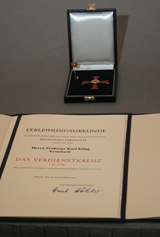 Das Verdienstkreuz 1. Klasse des Verdienstordens der Bundesrepublik Deutschland mit Urkunde f�r Prof. Dr.-Ing. e.h. Karl Kling. Foto: Bayerische Ingenieurekammer-Bau / Alexander Hauk