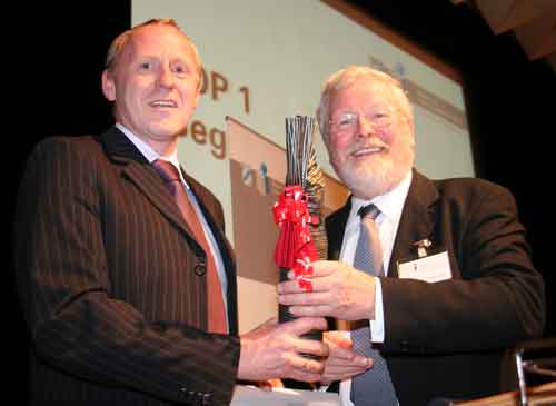 Kammerpr�sident Dr.-Ing. Heinrich Schroeter gratulierte Dipl.-Ing. Bernhard Ott, der am Tag der Sitzung der Vertreterversammlung Geburtstag hatte.