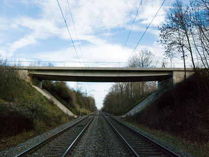 �Bauwerk bei Tag� � Die Breite des Regelquerschnittes der Stra�e betr�gt 6,50 m, wobei sich die Gesamtbreite des Br�ckenquerschnittes auf 12,75 m bel�uft.