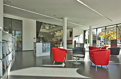 Stadtteilzentrum mit Bibliothek, Schule, Veranstaltungsr�umen und angrenzendem EDEKA Markt, M�nchen 