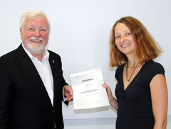 Kammerpr�sident Dr.-Ing. Heinrich Schroeter mit Traineeprogramm-Teilnehmerin Veronika Blumrich)